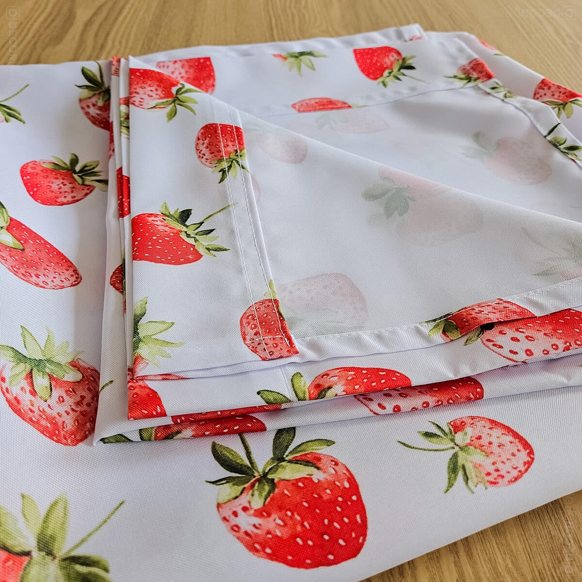 Vorhänge mit Erdbeeren Muster