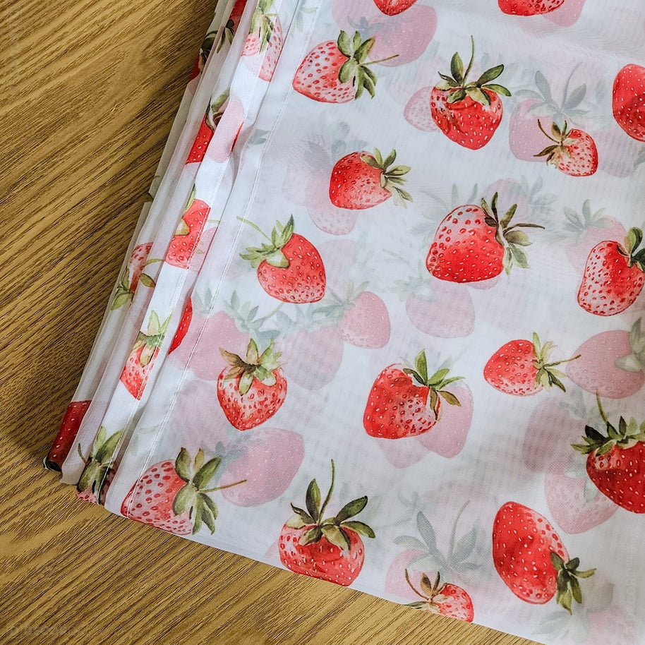 Gardine mit Erdbeeren Muster