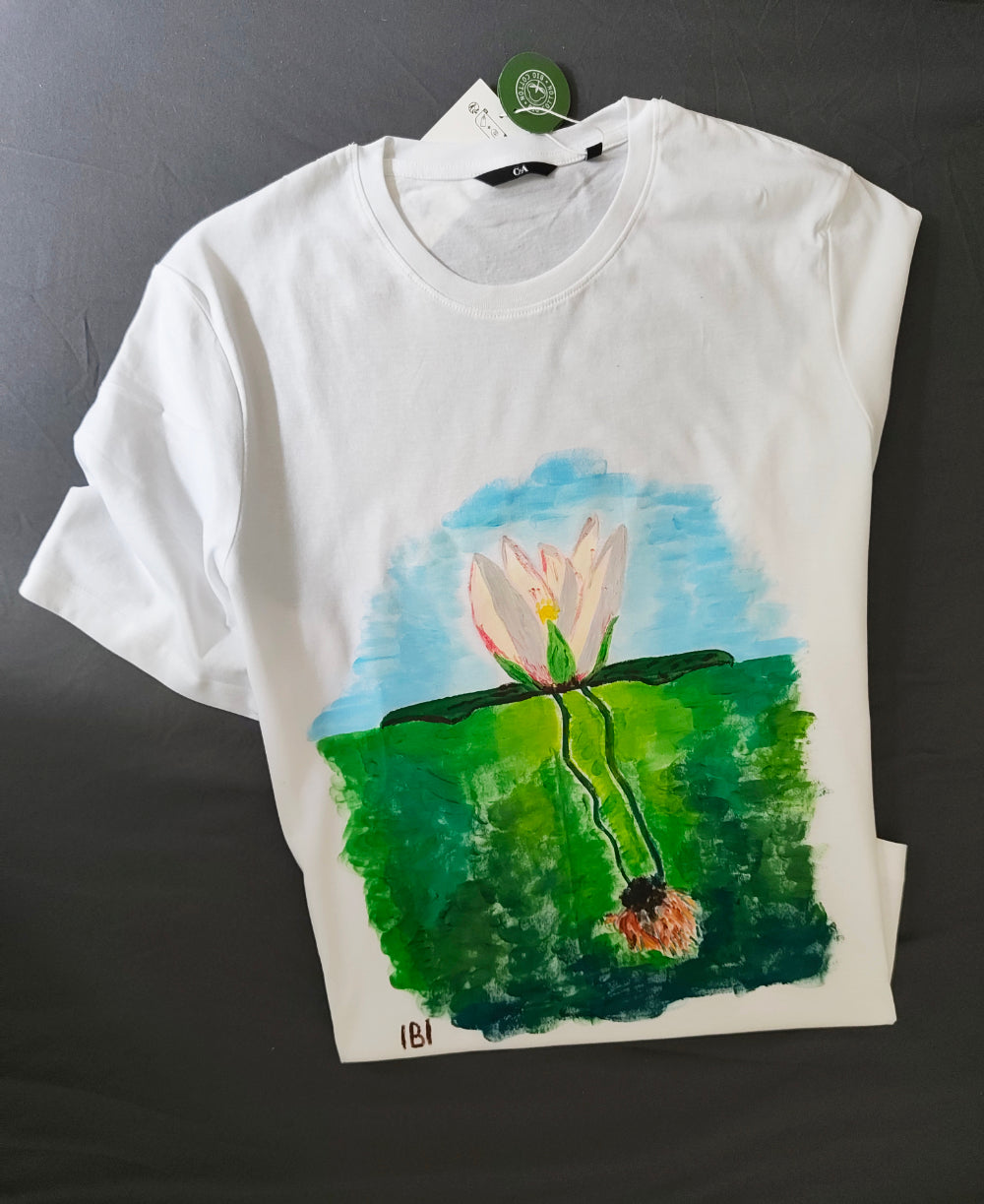 Handbemaltes T-Shirt mit Wasserlilie-Motiv Acrylfarben Bio Baumwolle Größe L