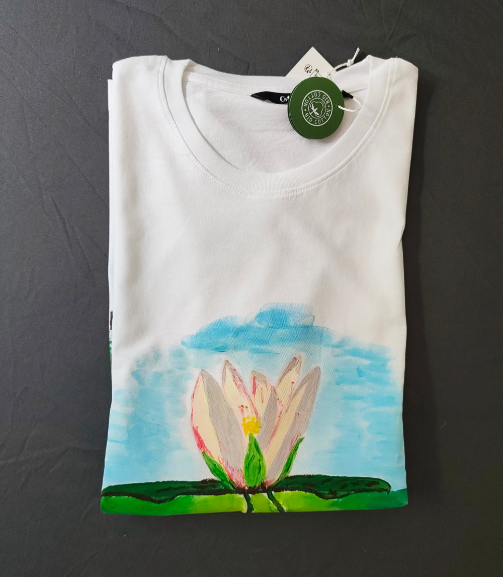 Weißes handbemaltes T-Shirt mit Wasserlilie-Motiv Größe L