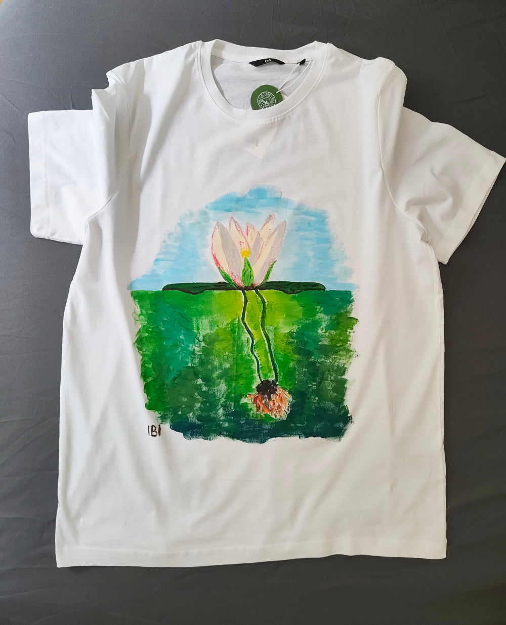 Weißes T-Shirt mit Wasserlilie-Motiv handgemalt Größe L