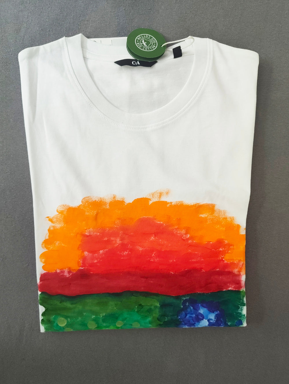 Buntes T-Shirt mit Sonnenuntergangsdesign handbemalt