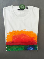 Buntes T-Shirt mit Sonnenuntergangsdesign handbemalt