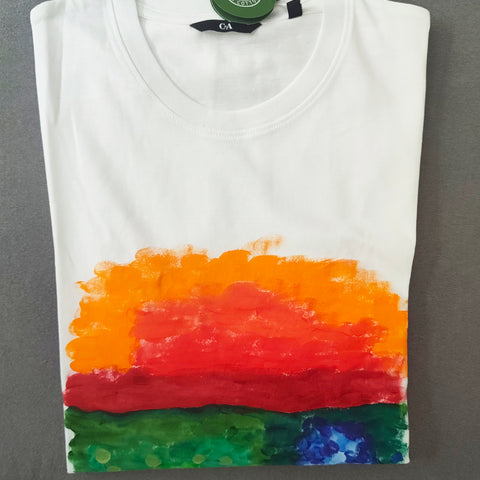 Buntes T-Shirt mit Sonnenuntergangsdesign handbemalt
