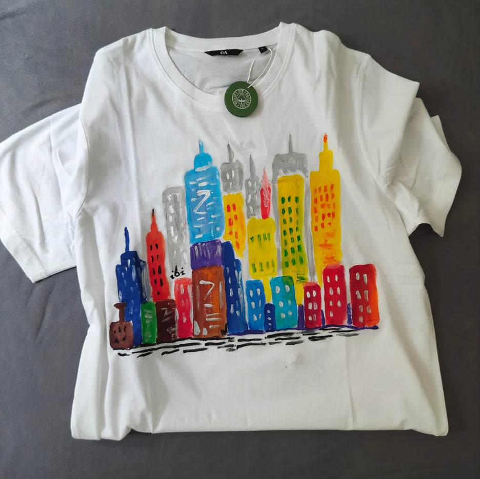 Handgemaltes T-Shirt mit Wolkenkratzer bunt