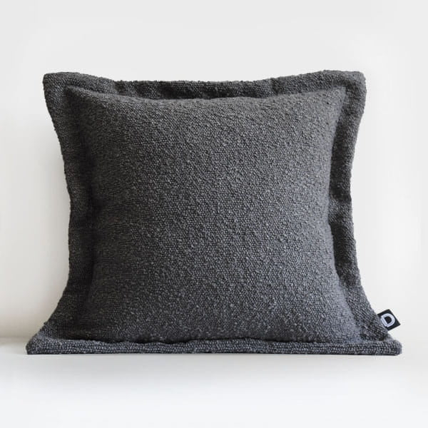 Couch Kissen aus Boucle Graphitgrau mit Rand