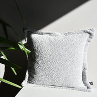 Couch Kissen Boucle Hellgrau mit Rand