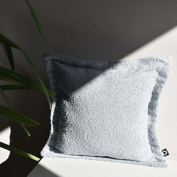Kissen Boucle Hellblau mit Rand