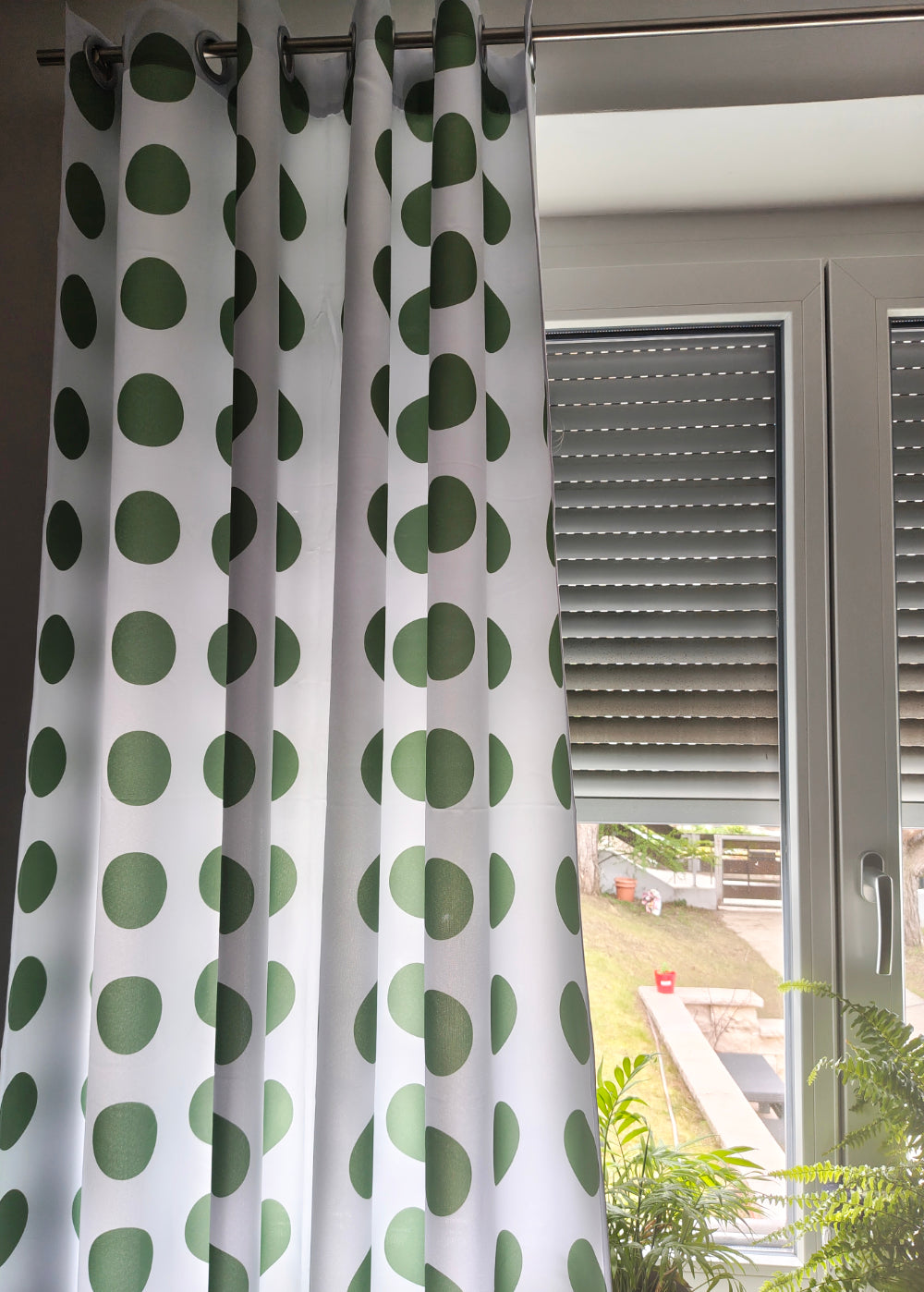 Vorhang Wohnzimmer grüne Punkte von Monika Ibi