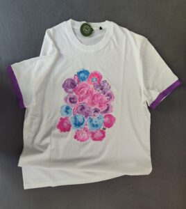 Handbemaltes T-Shirt Blumen