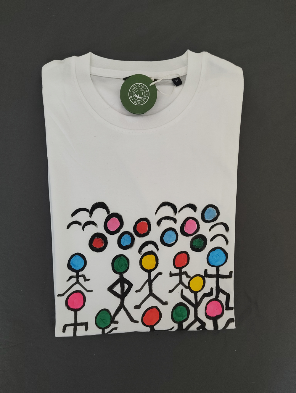Buntes T-Shirt handbemalt mit fröhlichen Figuren Größe M