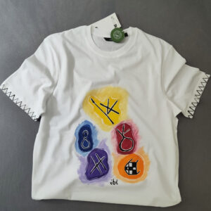 Weißes handbemaltes T-Shirt mit bunten Symbolen.