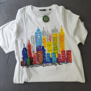 Handgemaltes T-Shirt mit Wolkenkratzer bunt